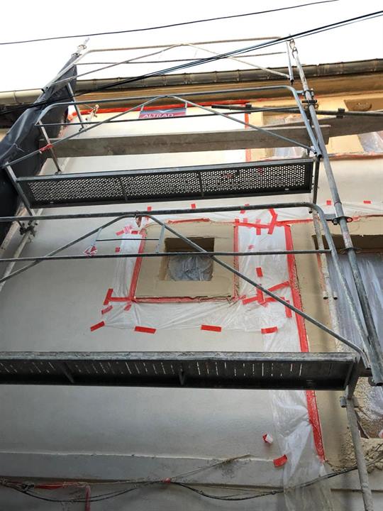 Façade sous échafaudage et filets de protection