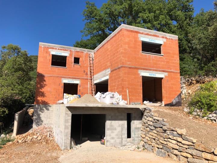 Maison en brique au stade du gros œuvre